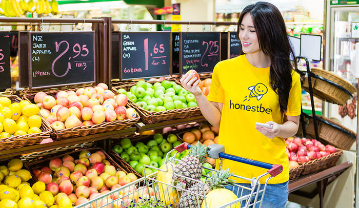 Image of honestbee grocery shopper who was employed through Workstream's platform